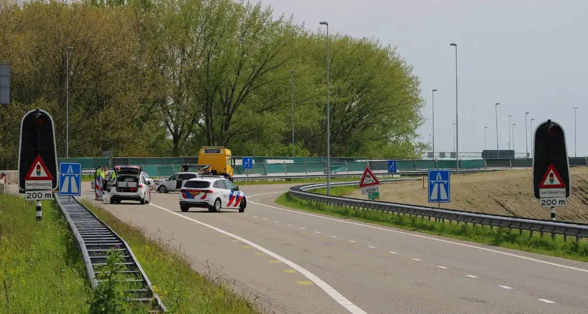 Ongeval tussen twee personenauto's bij invoegen snelweg