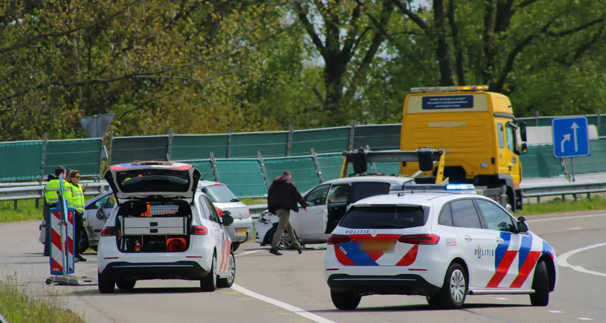 Ongeval tussen twee personenauto's bij invoegen snelweg - Foto 1