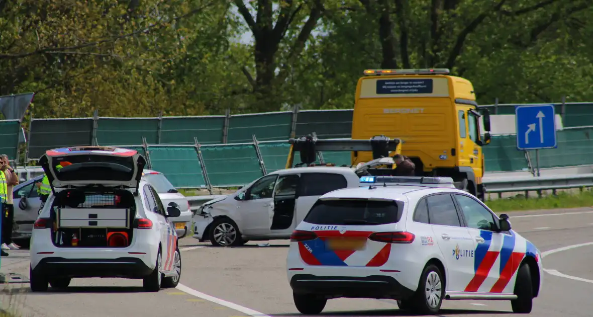 Ongeval tussen twee personenauto's bij invoegen snelweg - Foto 2