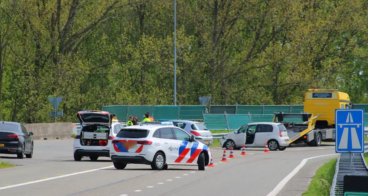 Ongeval tussen twee personenauto's bij invoegen snelweg - Foto 3