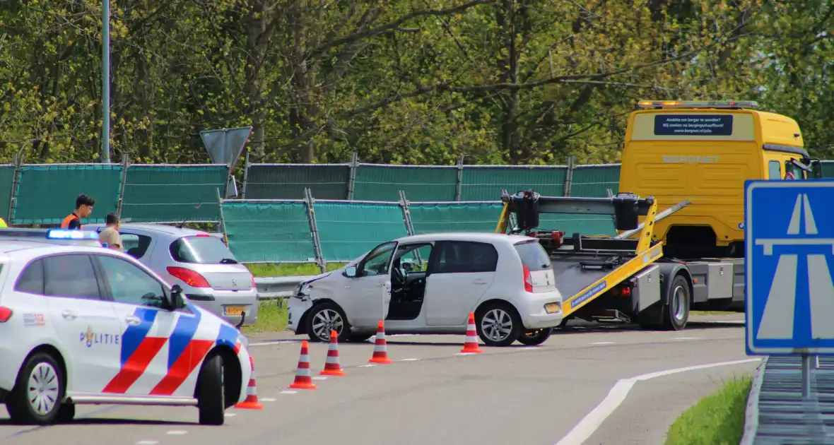 Ongeval tussen twee personenauto's bij invoegen snelweg - Foto 4