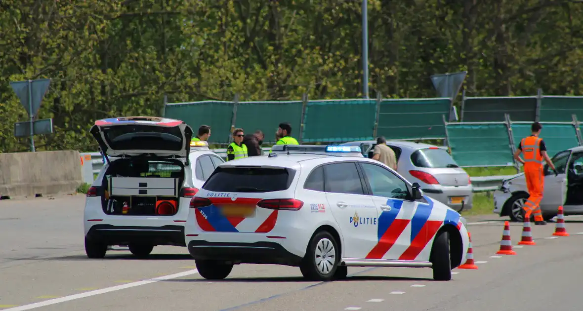 Ongeval tussen twee personenauto's bij invoegen snelweg - Foto 5