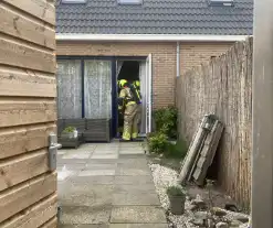 Brand aan achterkant woning snel onder controle