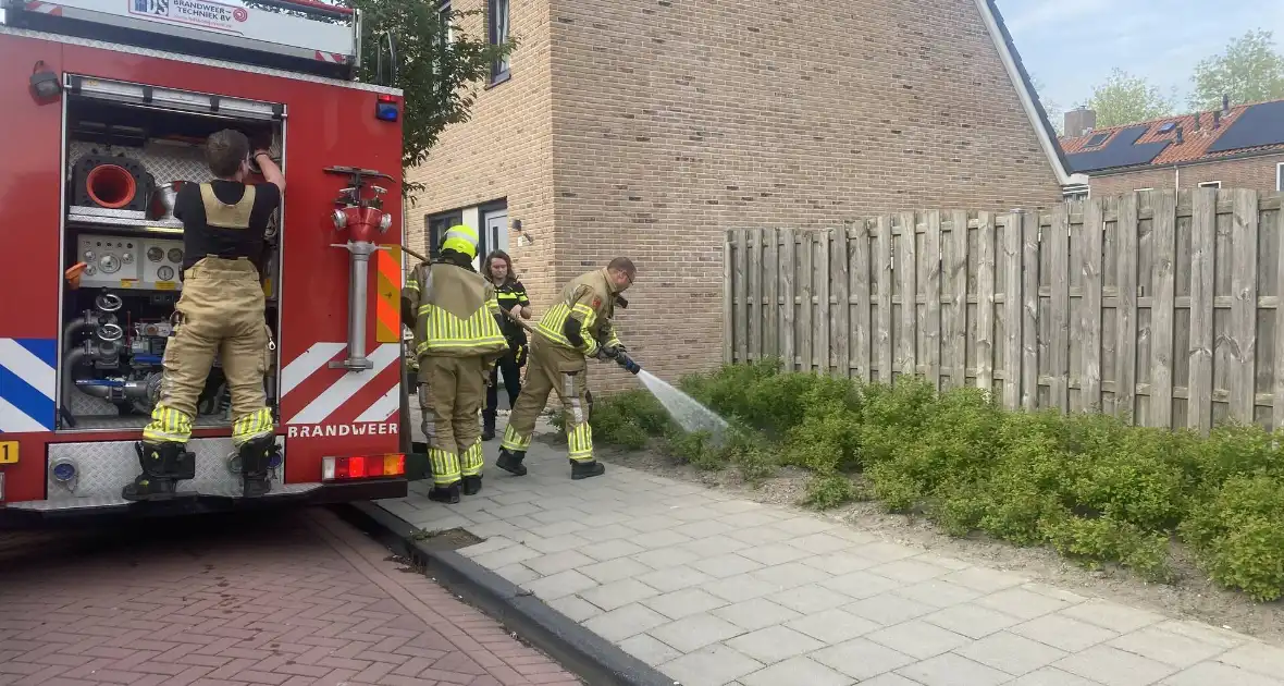 Brand aan achterkant woning snel onder controle - Foto 2