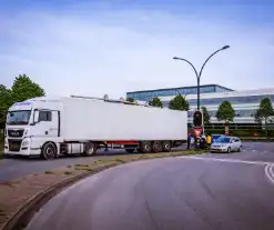 Vrachtwagen en personenauto botsen op kruispunt