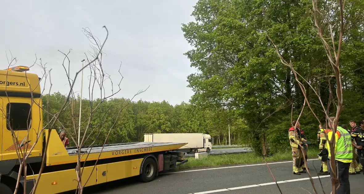 Auto verliest controle over stuur en knalt tegen boom