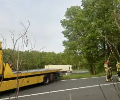 Auto verliest controle over stuur en knalt tegen boom