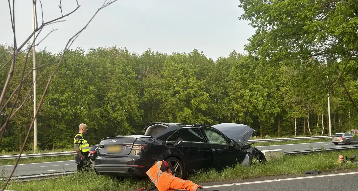 Auto verliest controle over stuur en knalt tegen boom - Foto 10