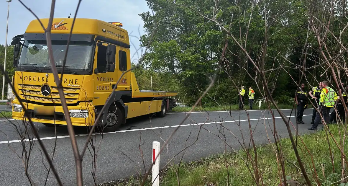 Auto verliest controle over stuur en knalt tegen boom - Foto 11