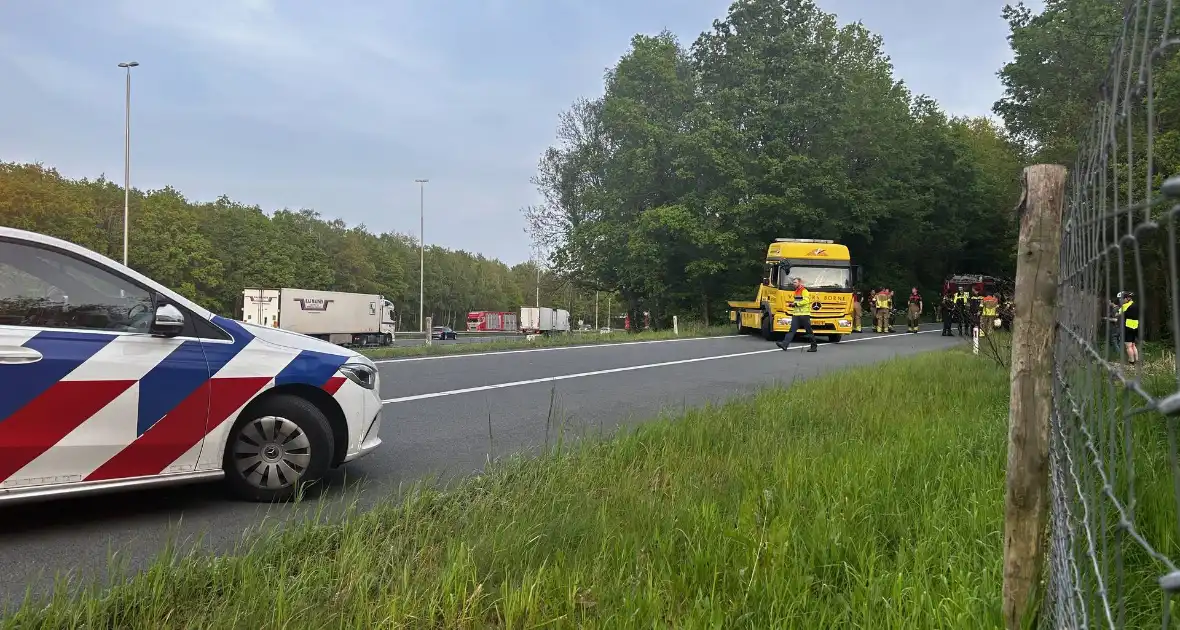 Auto verliest controle over stuur en knalt tegen boom - Foto 12