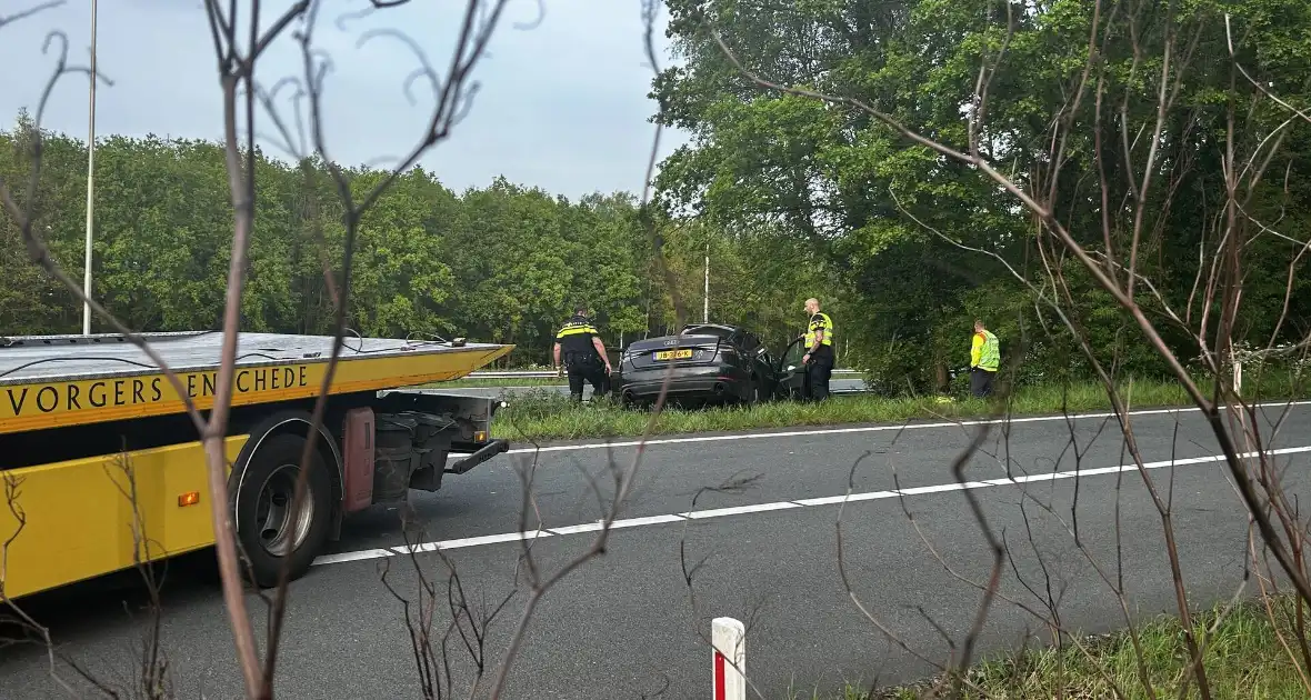 Auto verliest controle over stuur en knalt tegen boom - Foto 13