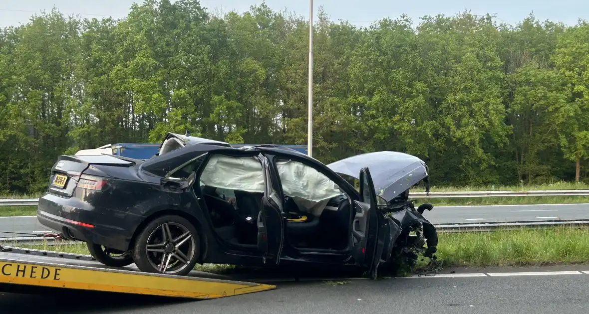 Auto verliest controle over stuur en knalt tegen boom - Foto 14