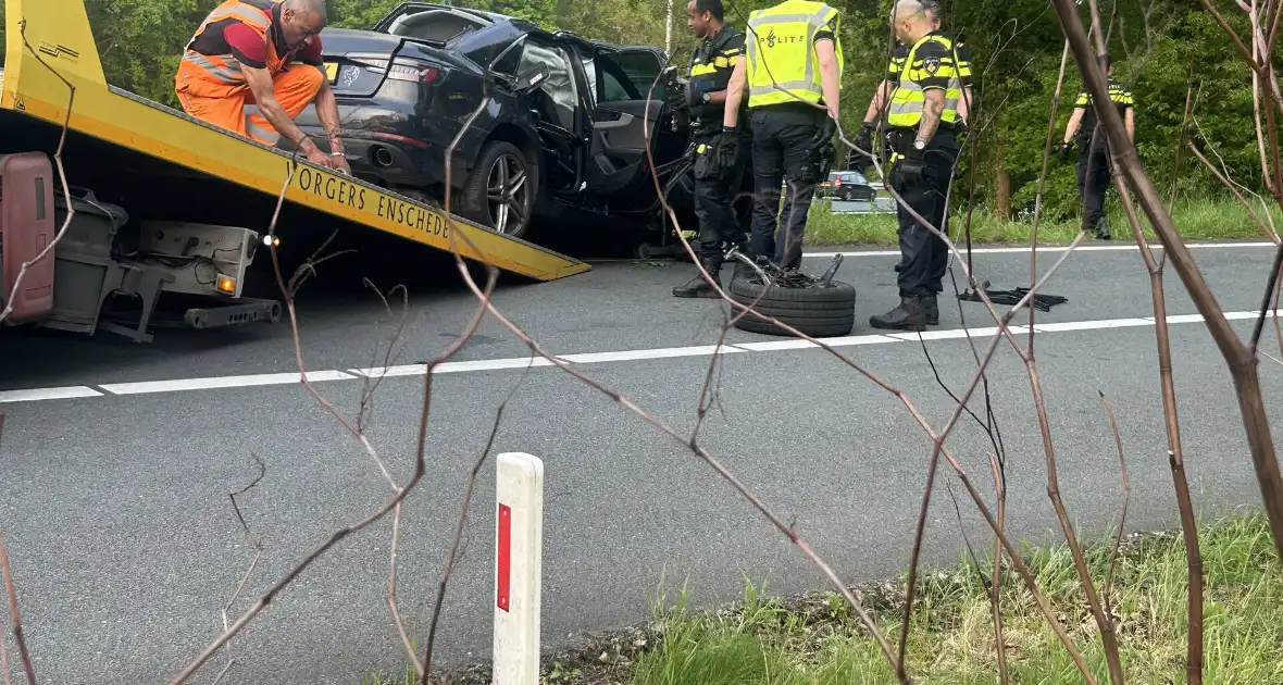 Auto verliest controle over stuur en knalt tegen boom - Foto 15