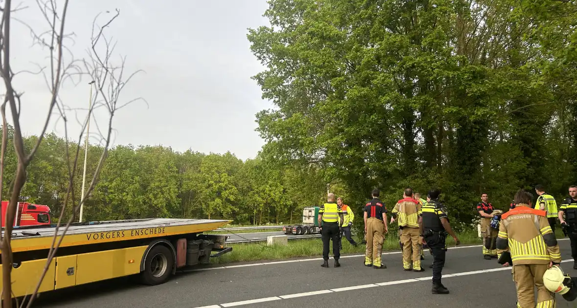 Auto verliest controle over stuur en knalt tegen boom - Foto 2