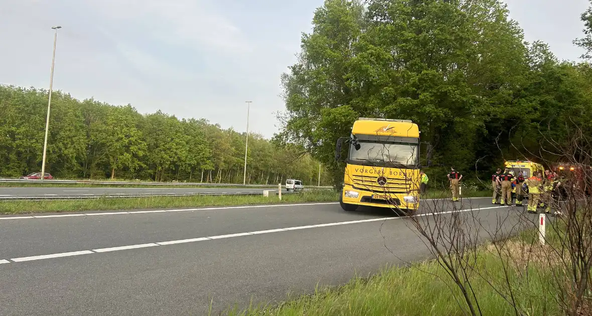 Auto verliest controle over stuur en knalt tegen boom - Foto 3