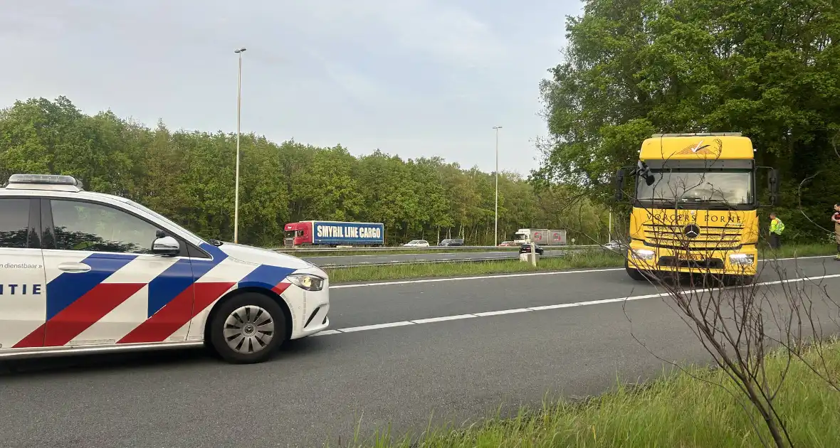 Auto verliest controle over stuur en knalt tegen boom - Foto 4