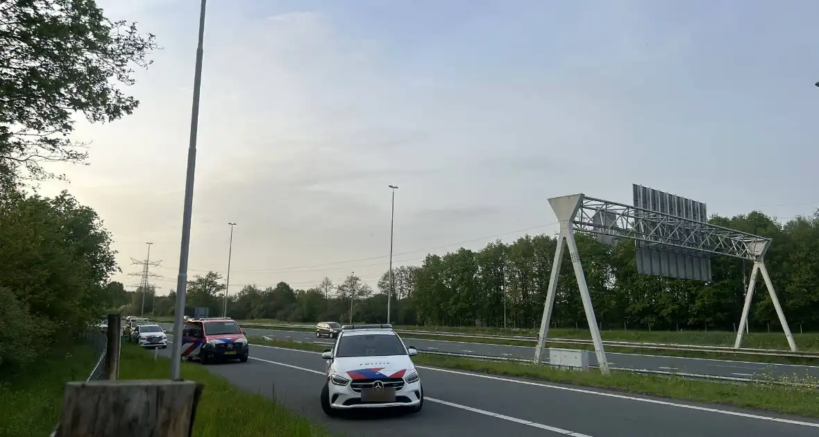 Auto verliest controle over stuur en knalt tegen boom - Foto 5