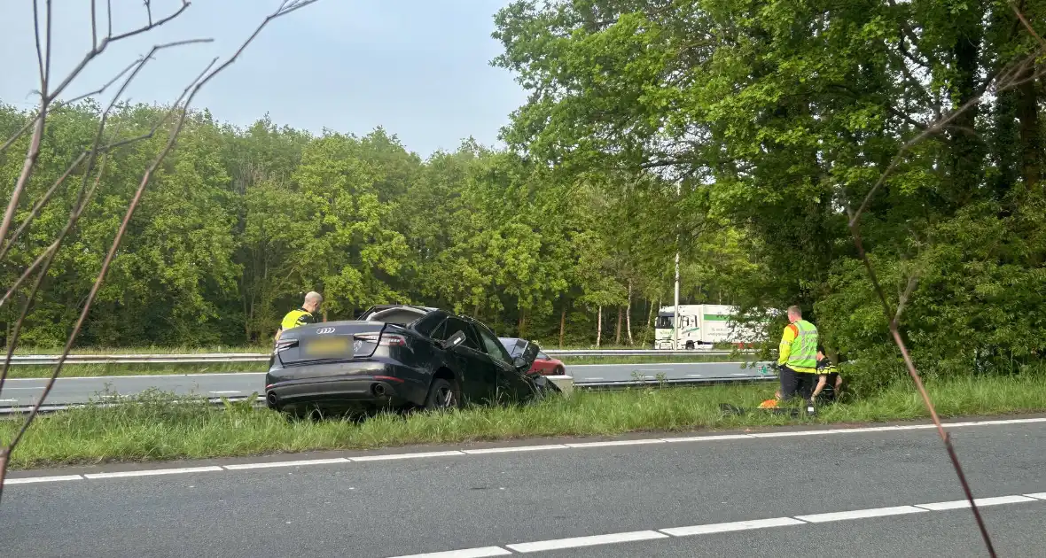Auto verliest controle over stuur en knalt tegen boom - Foto 6