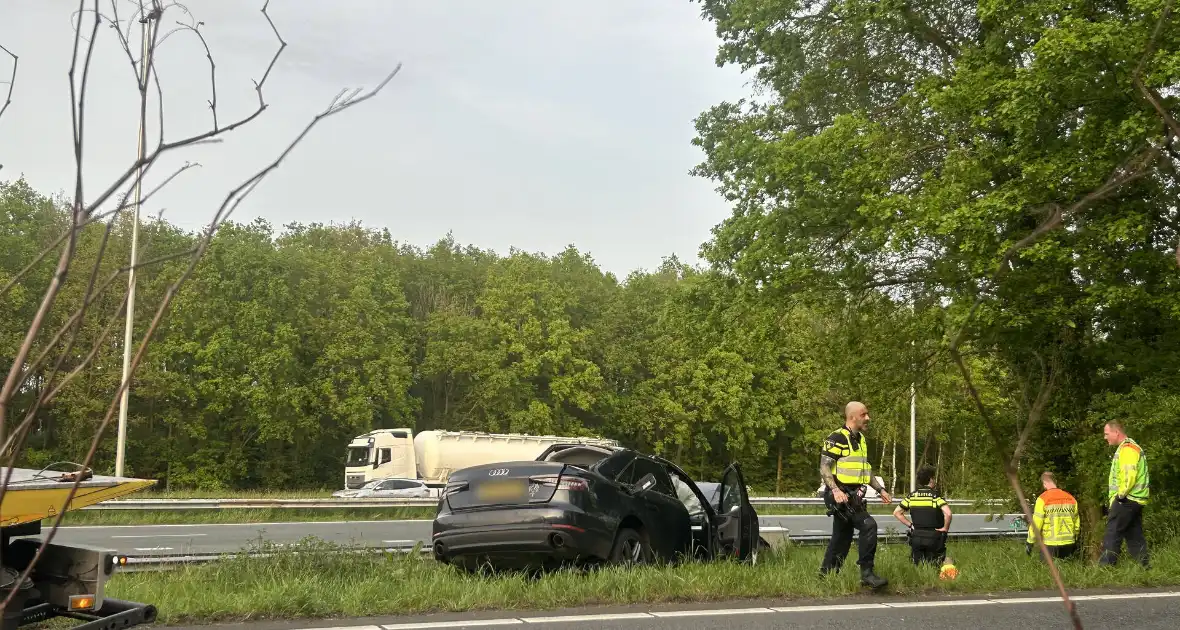 Auto verliest controle over stuur en knalt tegen boom - Foto 7