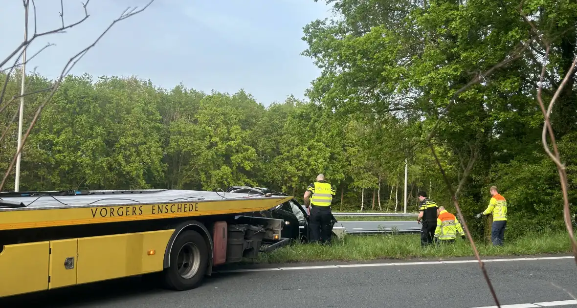 Auto verliest controle over stuur en knalt tegen boom - Foto 8