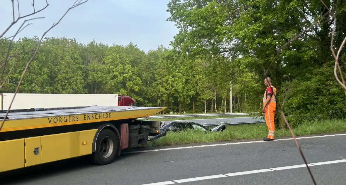 Auto verliest controle over stuur en knalt tegen boom - Foto 9