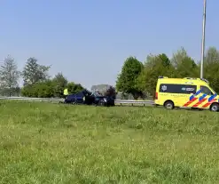 Auto en vrachtwagen komen met elkaar in aanraking