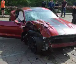 Amerikaanse sportauto zwaar beschadigd na crash