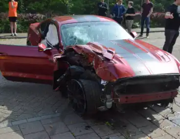 Amerikaanse sportauto zwaar beschadigd na crash