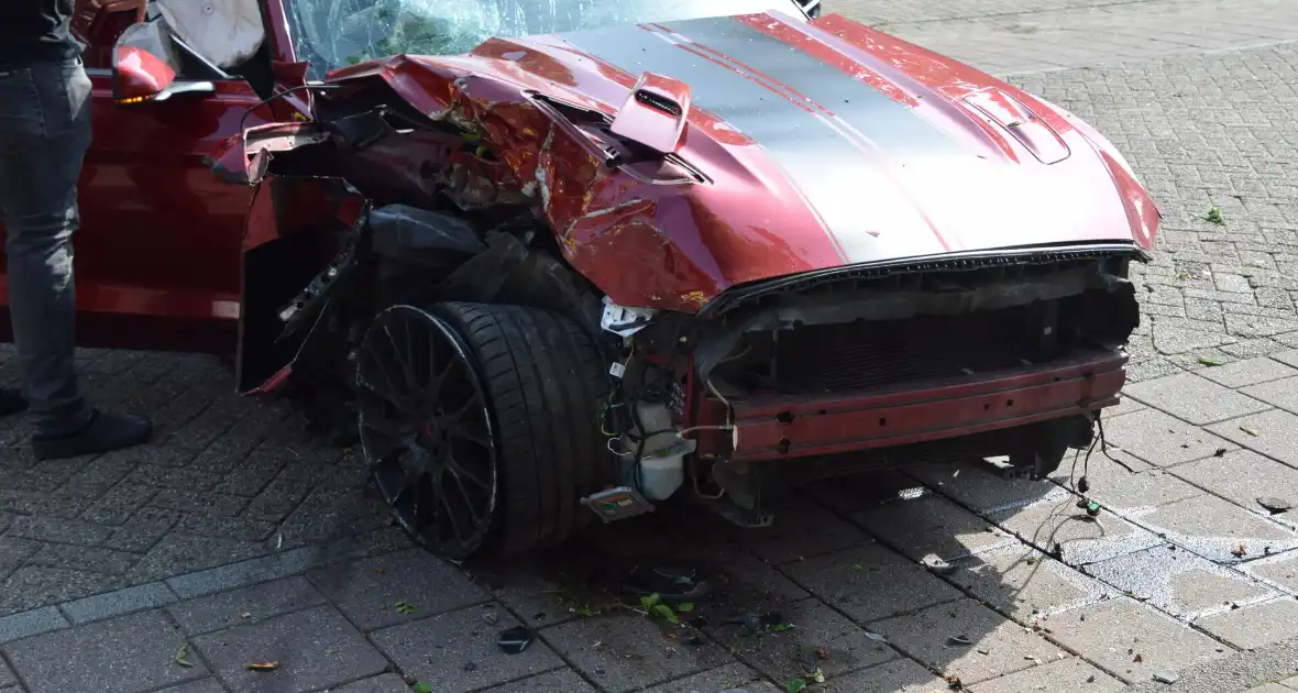 Amerikaanse sportauto zwaar beschadigd na crash - Foto 3
