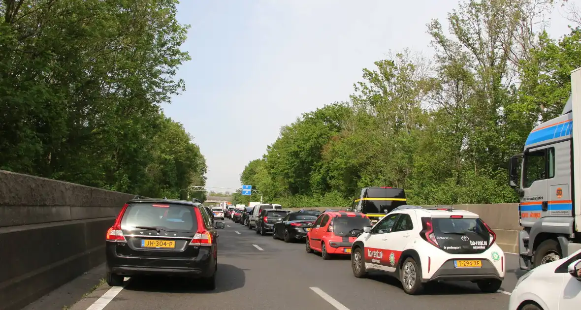 Flinke schade en vertragingen na kop-staartbotsing - Foto 2