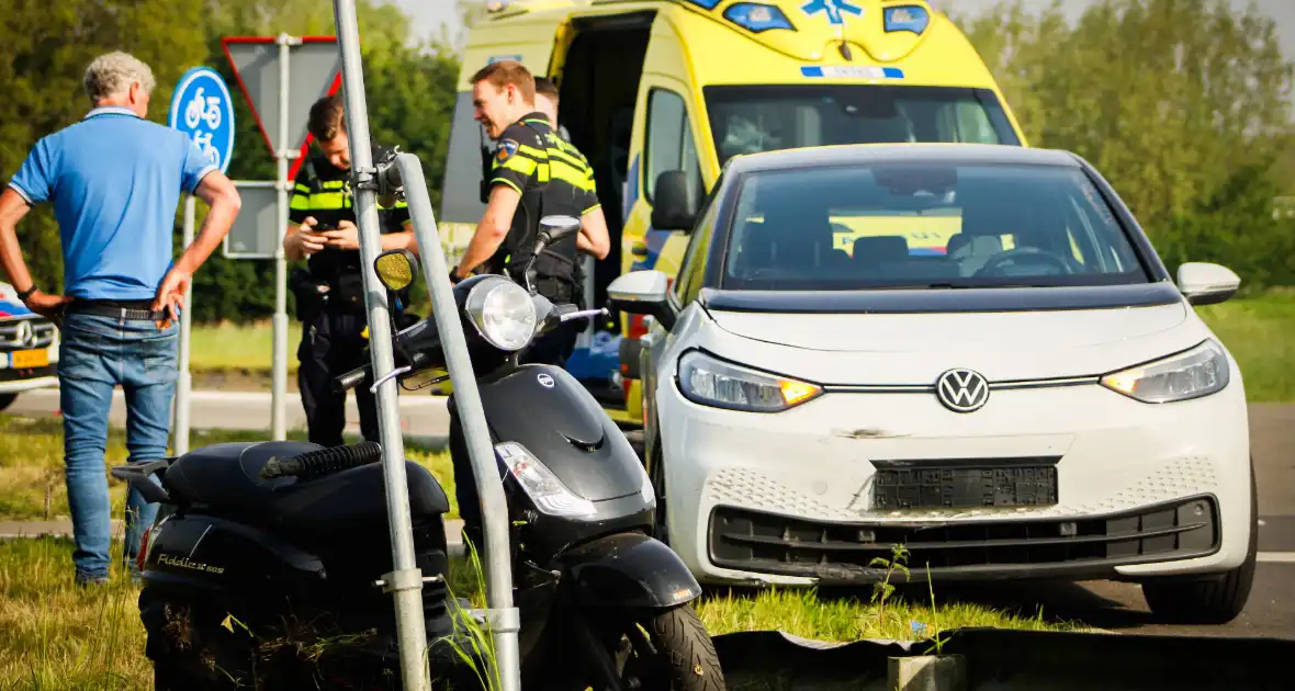 Scooterrijder komt hard ten val na voorrangsfout