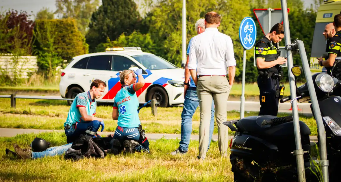 Scooterrijder komt hard ten val na voorrangsfout - Foto 2