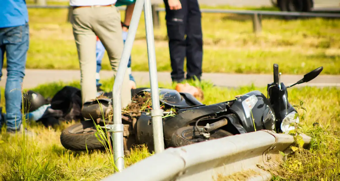 Scooterrijder komt hard ten val na voorrangsfout - Foto 4