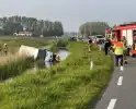 Bestelbus vliegt uit de bocht en eindigt in sloot