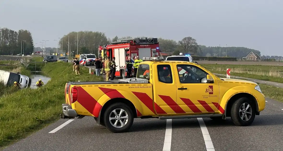 Bestelbus vliegt uit de bocht en eindigt in sloot - Foto 1