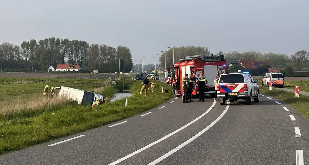 Bestelbus vliegt uit de bocht en eindigt in sloot - Foto 3