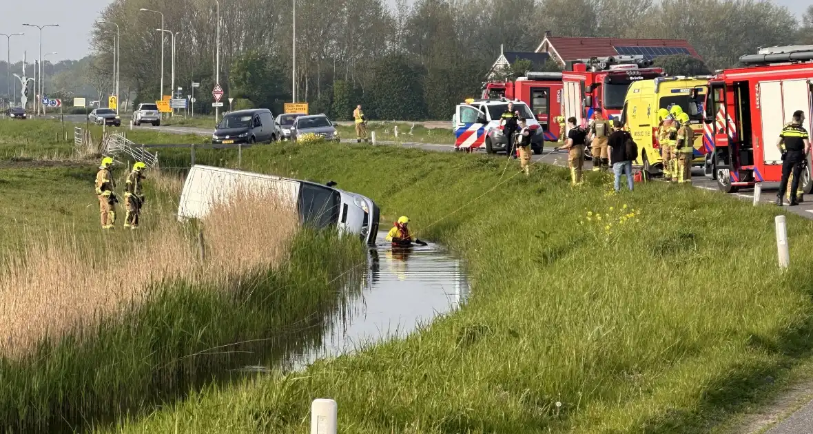 Bestelbus vliegt uit de bocht en eindigt in sloot - Foto 5