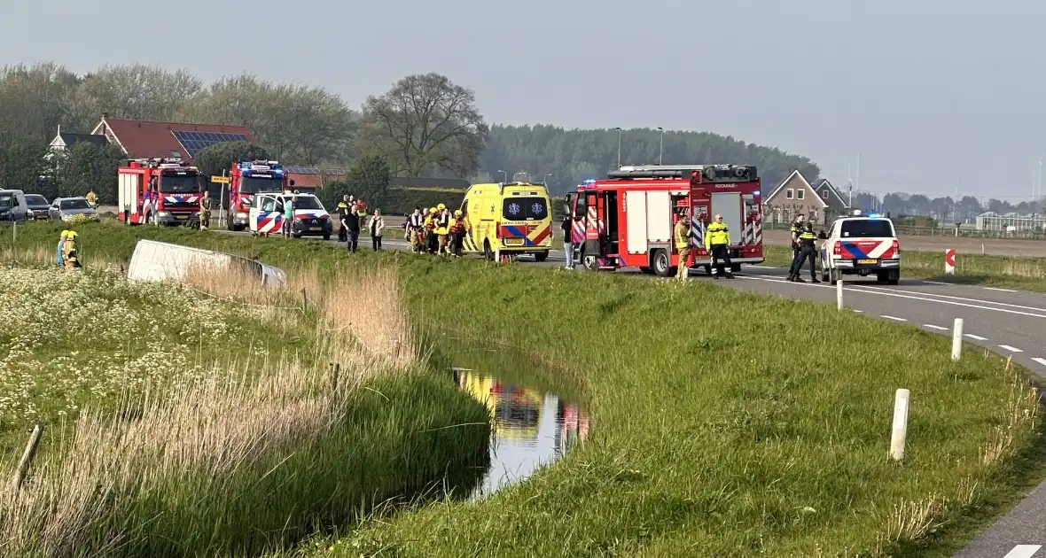 Bestelbus vliegt uit de bocht en eindigt in sloot - Foto 6