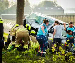 Persoon bekneld na zwaar ongeval tegen boom