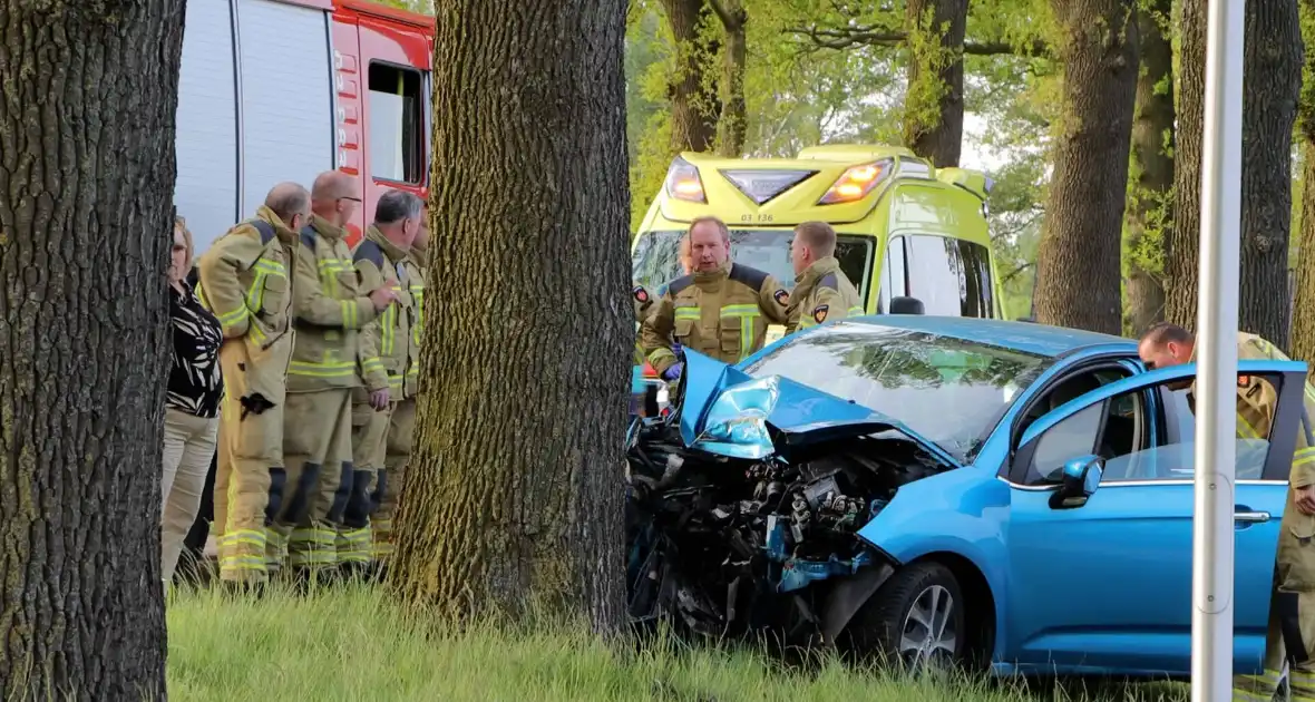 Bestuurder ernstig gewond na frontale botsing tegen boom