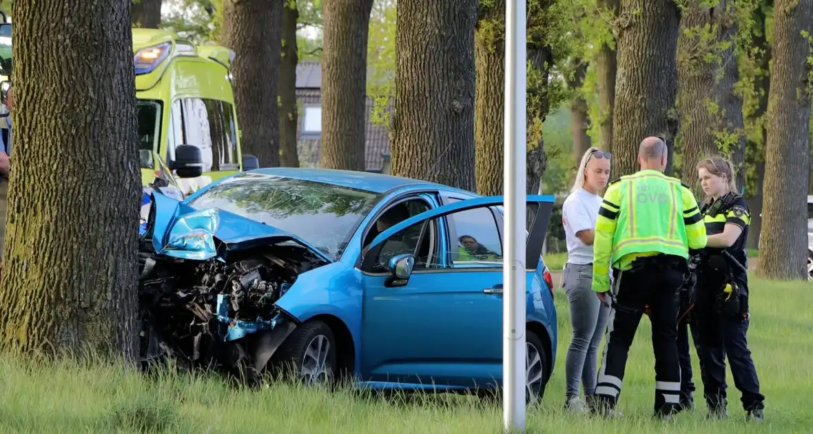 Bestuurder ernstig gewond na frontale botsing tegen boom - Foto 4