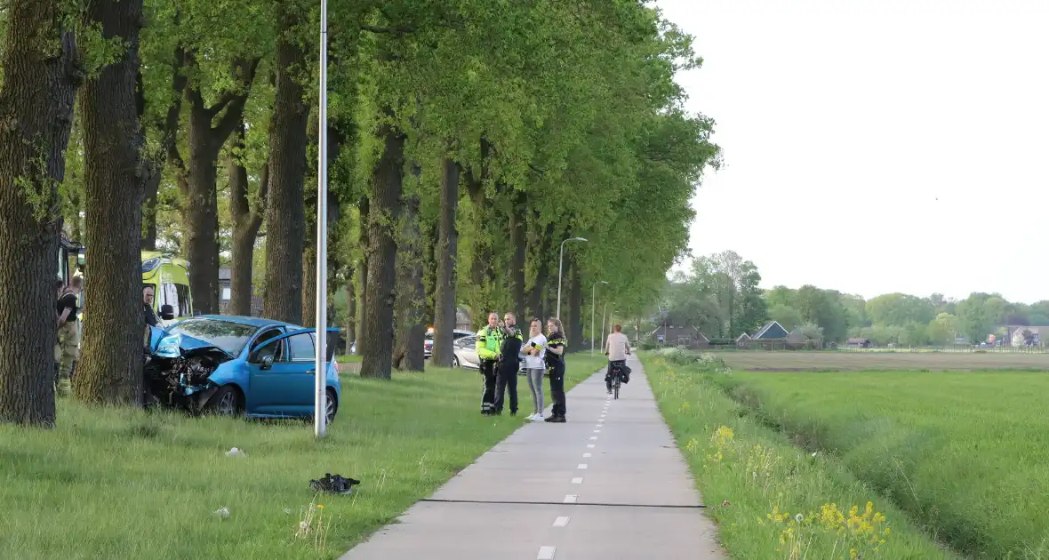 Bestuurder ernstig gewond na frontale botsing tegen boom - Foto 7