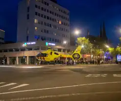 Traumahelikopter landt op kruising voor medische noodsituatie in bioscoop