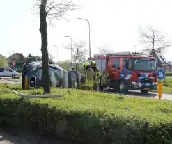 Auto belandt op zijkant, bestuurder gewond