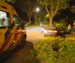 Automobiliste botst tegen twee geparkeerde auto's