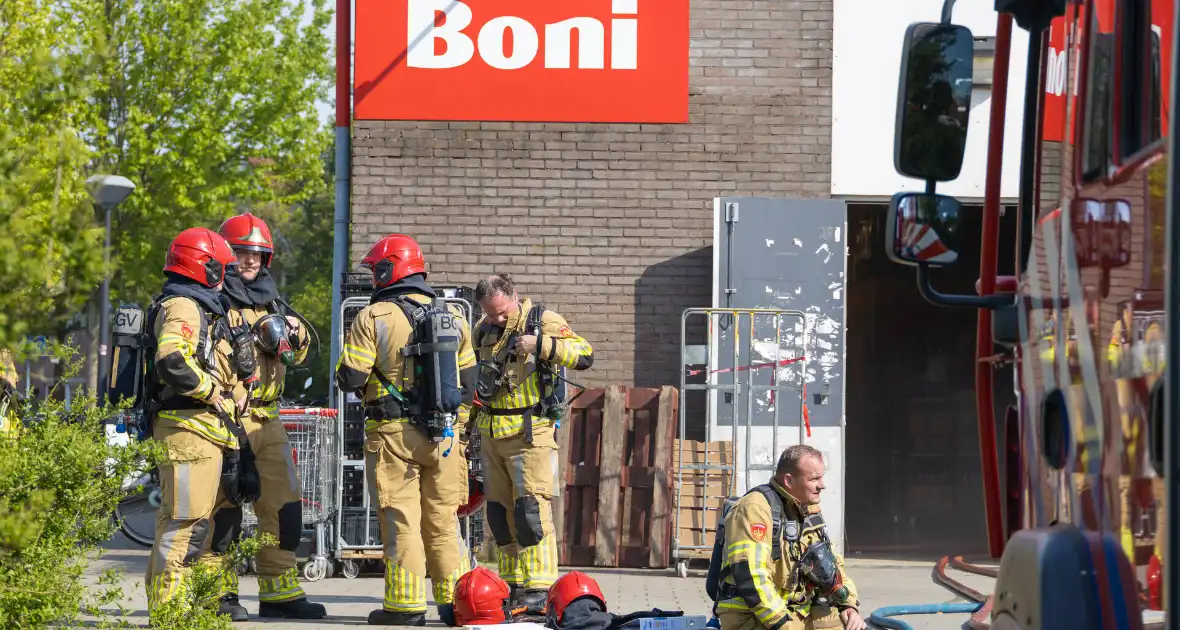 Gebroken slang bij Boni supermarkt zorgt voor brandweer inzet - Foto 7