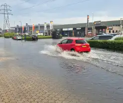 Straten onder water na fikse hoosbuien