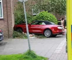 Automobilist raakt van de weg knalt tegen apartment