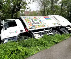 Vuilniswagen glijdt de bosschages in