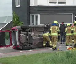 Auto ramt andere auto's en komt op zijkant terecht